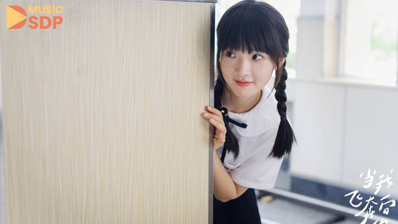 Hình ảnh Tô Tại Tại lén nhìn Trương Lục Nhượng trong lớp học ở Khi Anh Chạy Về Phía Em Tập 3.